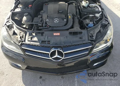 2013 Mercedes-Benz C 250 z USA, uszkodzony, nr VIN WDDGJ4HB8DG028124